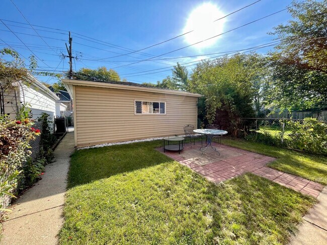Building Photo - Freshly Renovated 3-Bed in Jefferson Park – In-Unit Laundry & Modern Upgrades!