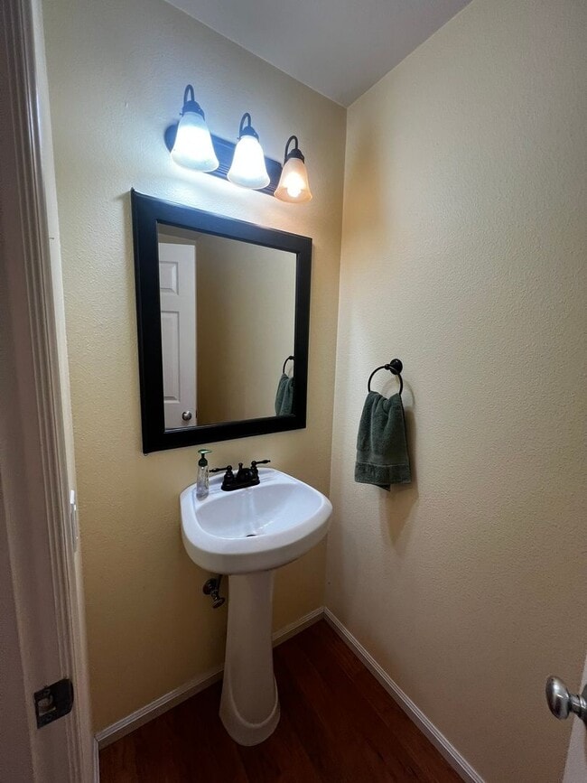 Building Photo - 2BD 2BA Condo in Beautiful Downtown Lynden!