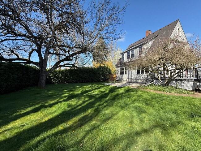 Building Photo - Charming historic home McMinnville 4 bed / 2.5 bath