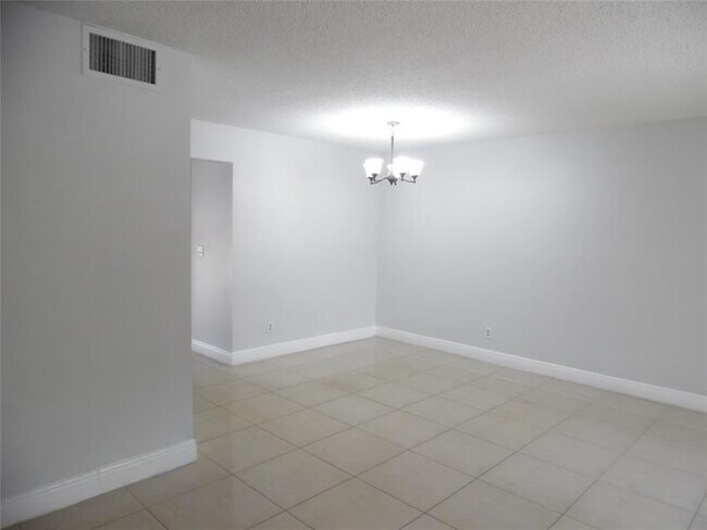 Building Photo - 4013 SW 68th Ln