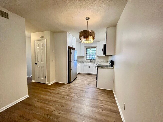 Building Photo - Charming 2 Bedroom Townhouse