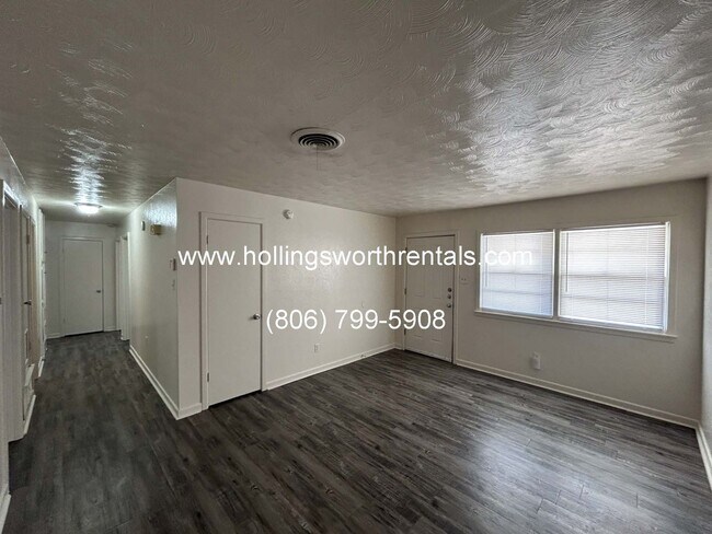Building Photo - Large 3 bedroom 1.5 bath w/ 2 living areas, bonus room and Laundry room