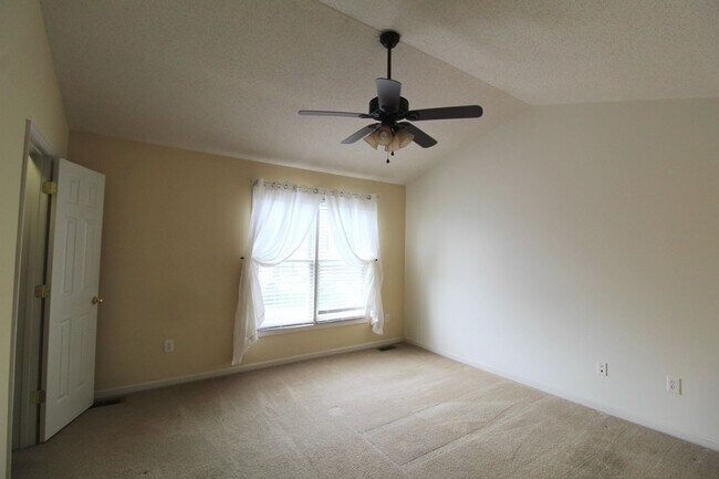 Building Photo - Liberty Square townhome