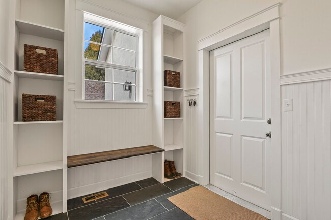 Building Photo - 1950 Mesa Park View