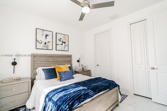 Building Photo - 434-436 Bells St E