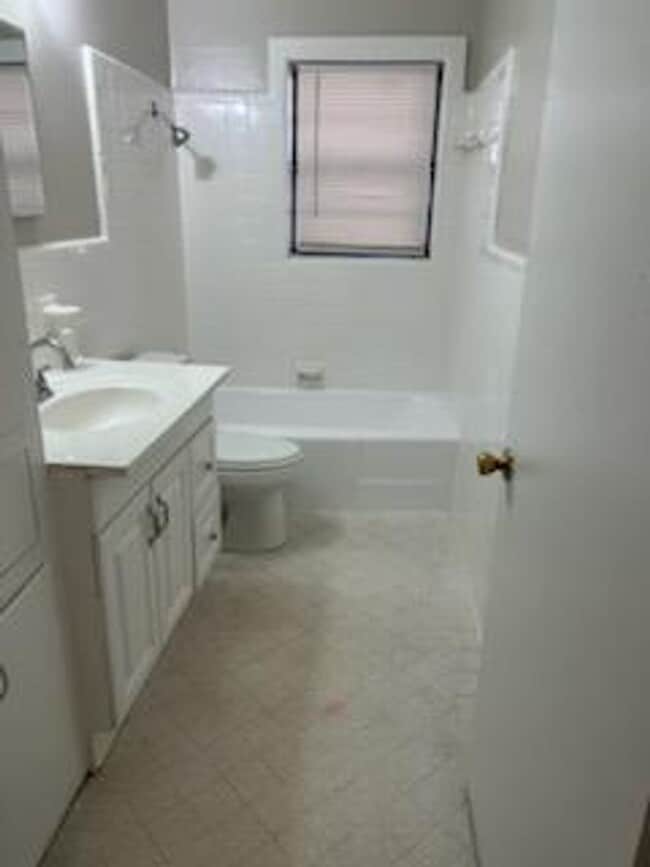 Building Photo - 3 bedroom 1 bathroom