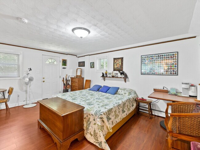 Building Photo - "Stunning 4-Bed Oasis with Granite Eleganc...