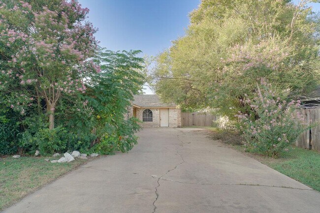Building Photo - 1206 Westcott Dr
