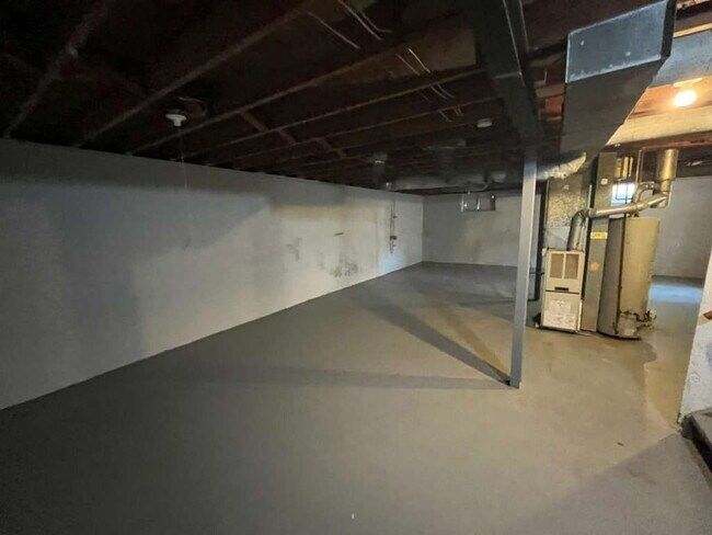 Building Photo - 3/1 on Spring Garden available 10/1/2026 - Beautiful inside + GARAGE