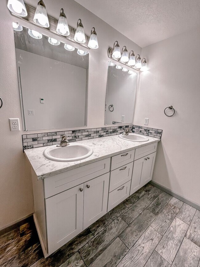 Building Photo - **SPRING SPECIAL- $400 off first months rent** 3 Bedroom Duplex in Veneta