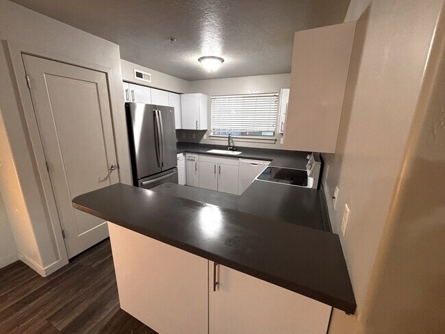 Building Photo - 1700 S Sandhill Rd