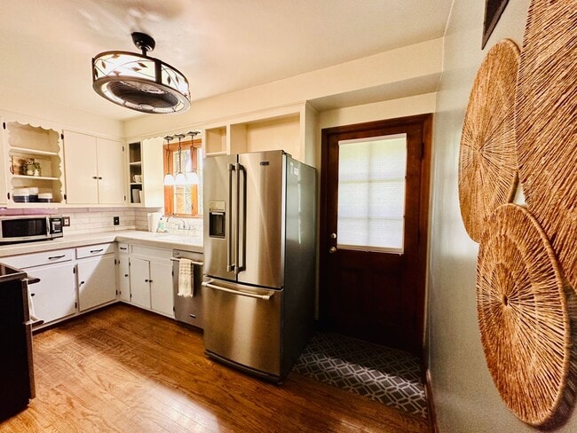 Building Photo - {8100} Picture Perfect Leawood Cottage + C...