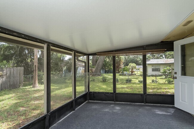 Building Photo - 494 Romano St