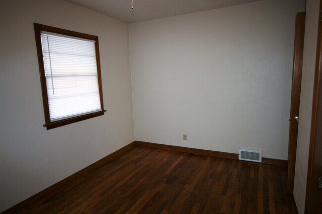 Building Photo - Cozy 3 bedroom home in Bettendorf-6 month lease option