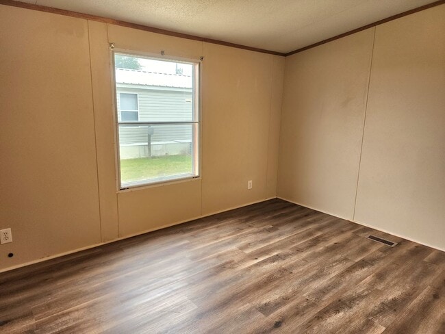 Building Photo - Inviting 3 bedroom 2 bath House with fence...