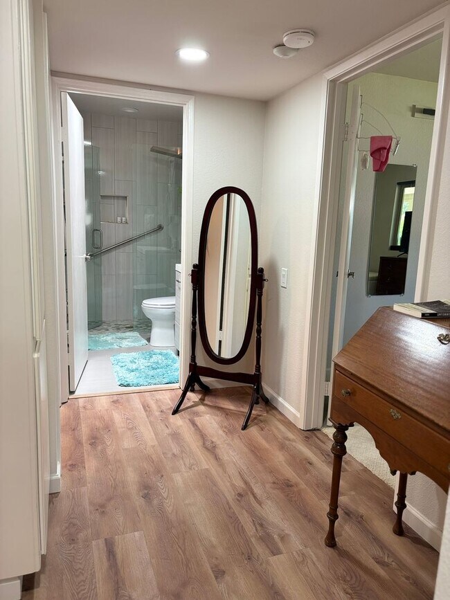 Building Photo - Beautifully updated 2 bedroom with large den/office area. In Leisure World a 45+ Active Adult Res...