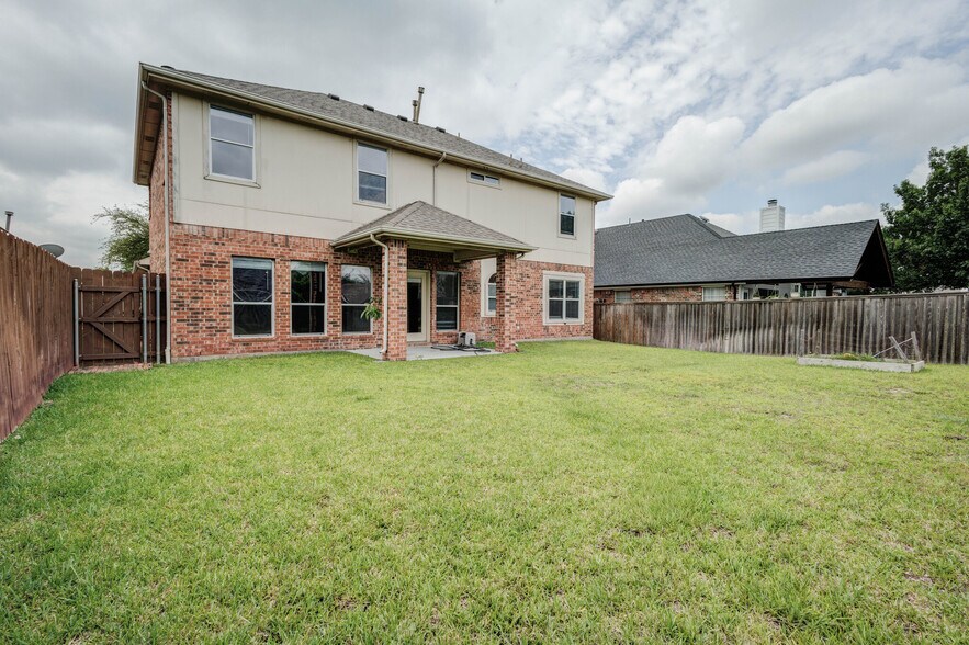 Building Photo - 6107 Lakecrest Dr