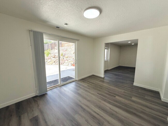 Building Photo - Open House June 20th | 3 Bedroom Townhome in Holladay