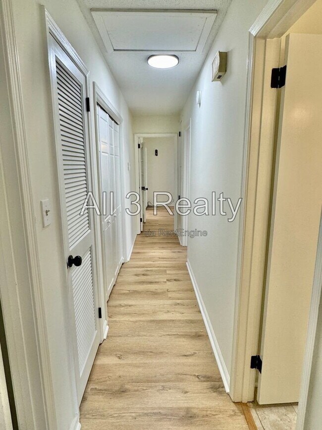 Building Photo - 2905 Willow Ln Dr