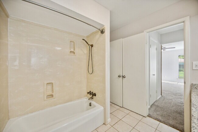 Building Photo - 1725 Northcrest Dr