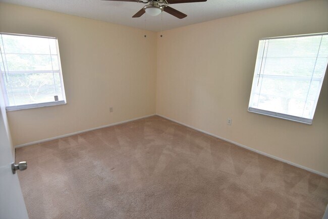Building Photo - SANFORD: 2nd Floor Condo Sandlewood Villas