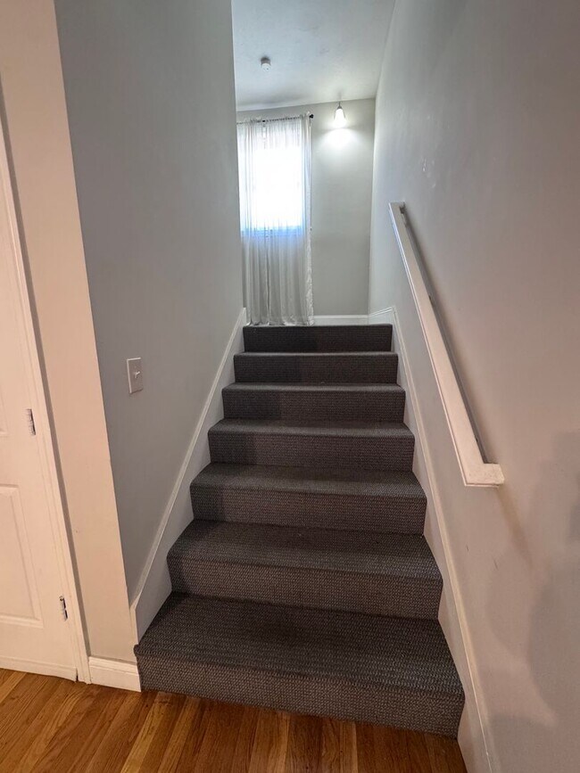Building Photo - NO BROKER FEE!!  CENTRAL AIR!   **HUGE** 4 BED/2 BATH ALLSTON TOWNHOUSE AVAIL 9/1