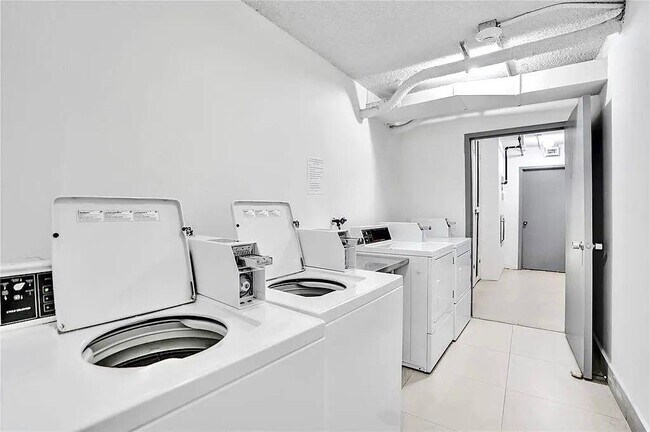 Building Photo - 1150 Hillsboro Mile