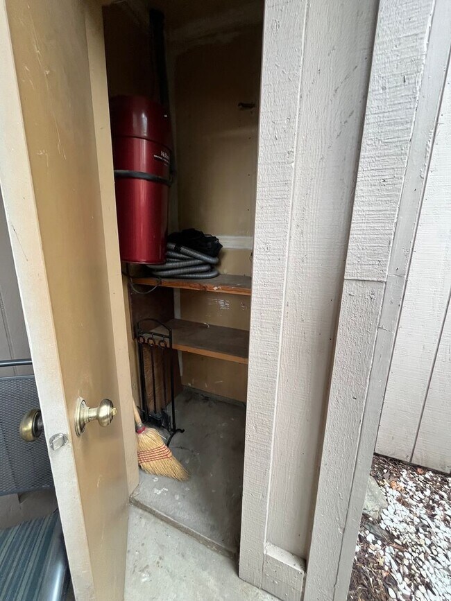 Building Photo - 2BR|2BA|994SF| - Ground Floor Condo, Nice ...