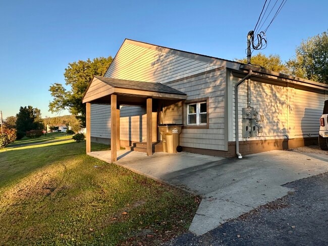 Building Photo - 127a Schroyers Ln