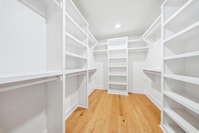 Building Photo - 1827 Fernando Dr