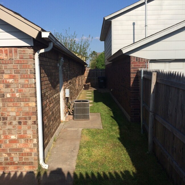 Building Photo - Updated 3-bed 2-bath 2-car in SW Moore