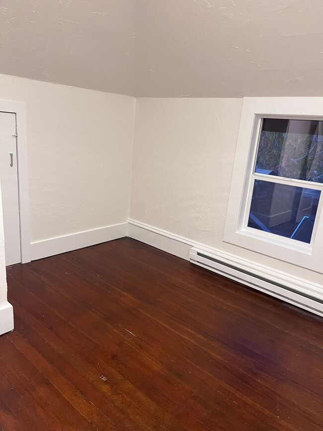 Building Photo - Large renovated 2 bedroom apartment in the...