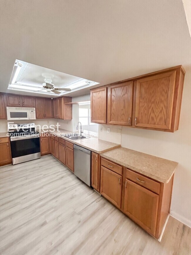 Building Photo - 7810 Cayuga Dr