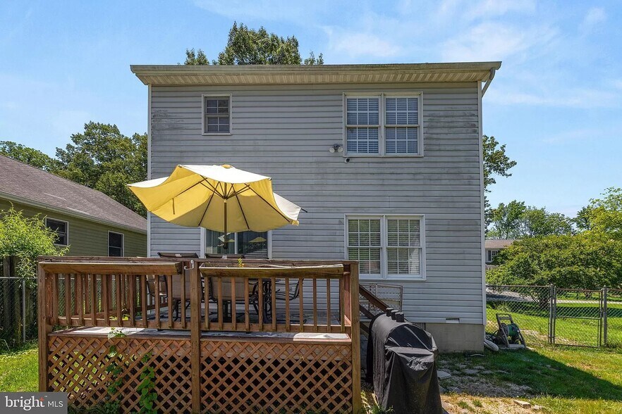 Building Photo - 1196 Spruce Ave