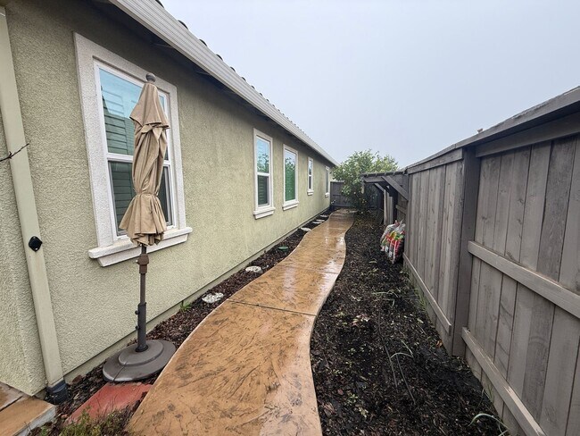 Building Photo - Beautiful Home in Springlake