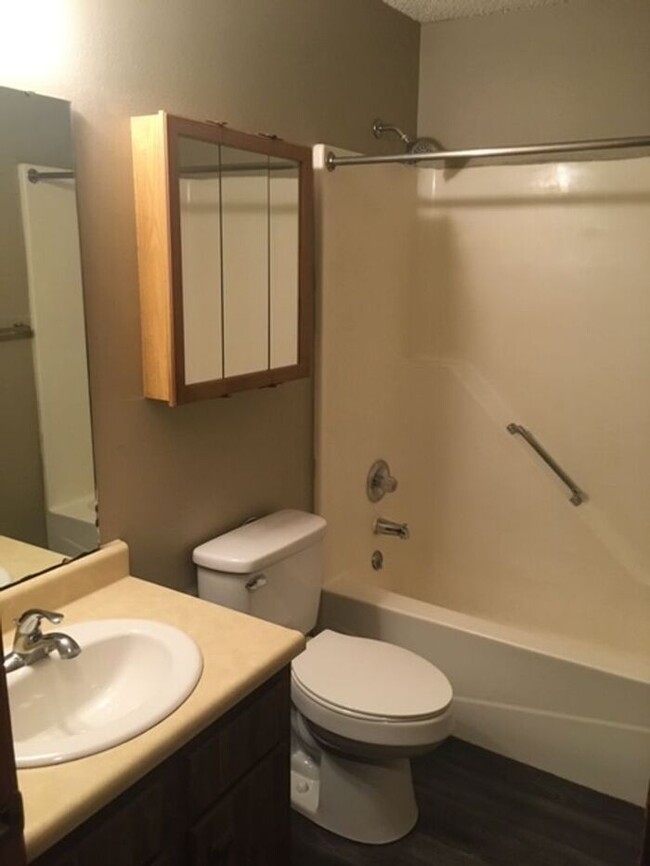 Building Photo - $950 | 2 Bedroom, 1 Bathroom Apartment | P...