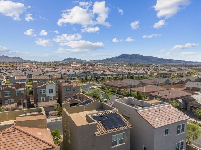 Building Photo - Spacious Three Story 3 Bed 3.5 Bath Smarth...