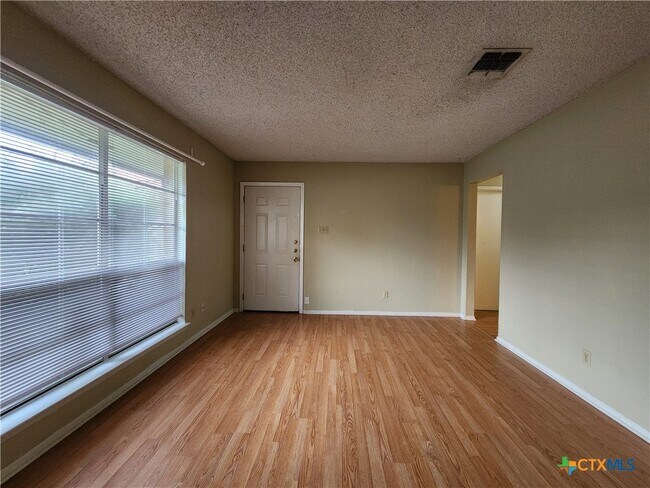 Building Photo - 317 Briarwood Dr