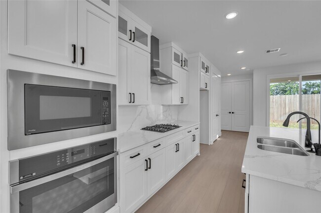 Building Photo - 4320 Avron Dr