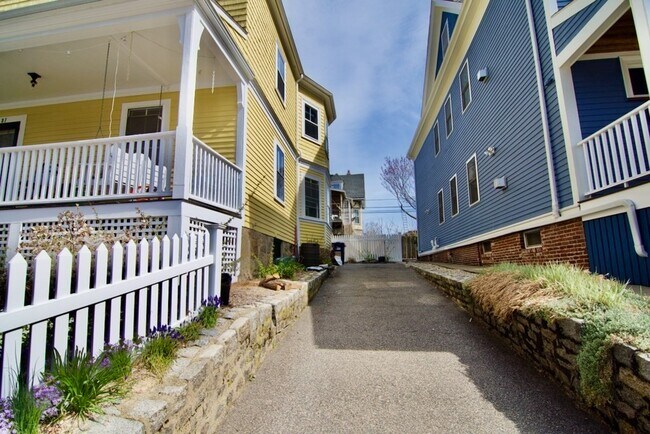 Building Photo - 97 Sawyer Ave