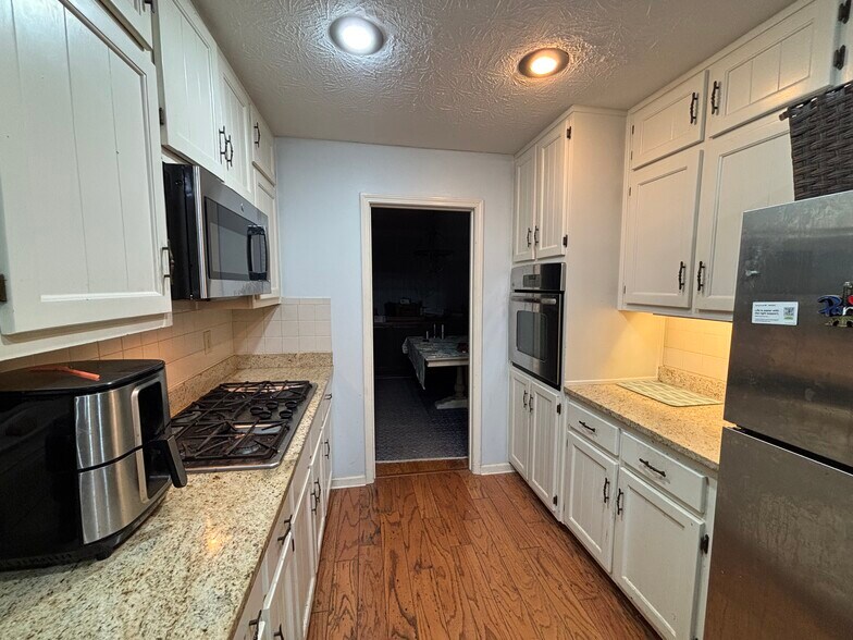 Kitchen - 420 Cardigan Cir SW