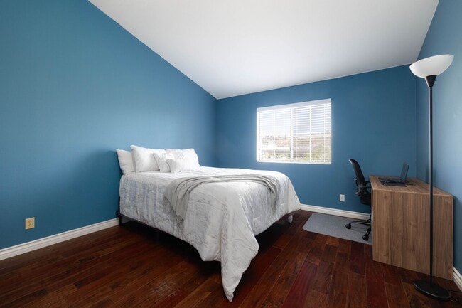 Building Photo - Top Floor Furnished 2 Bedroom Home Near SD...