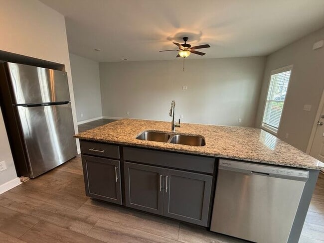 Building Photo - FOR RENT - Beautiful Townhome in Henderson...