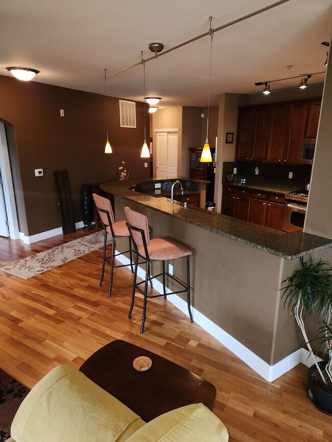 Building Photo - LOCATION, FULLY FURNISHED and LUXURY! Cher...