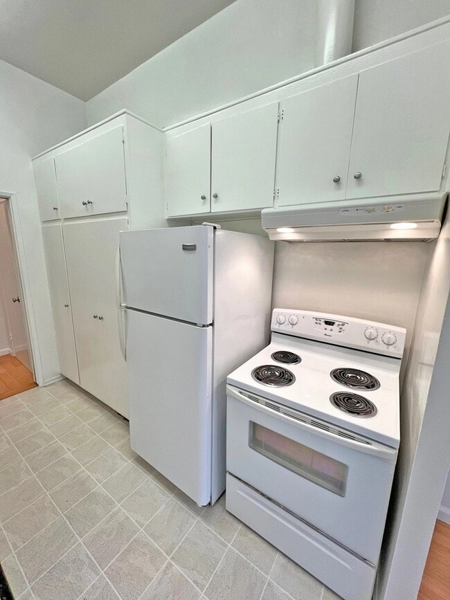 Building Photo - 11936 Darlington Ave