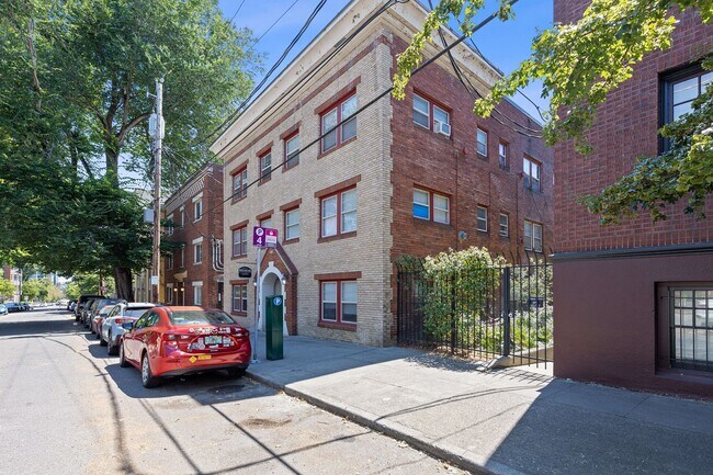 Building Photo - Exceptional Value: Charming Portland Studio ($1,100)