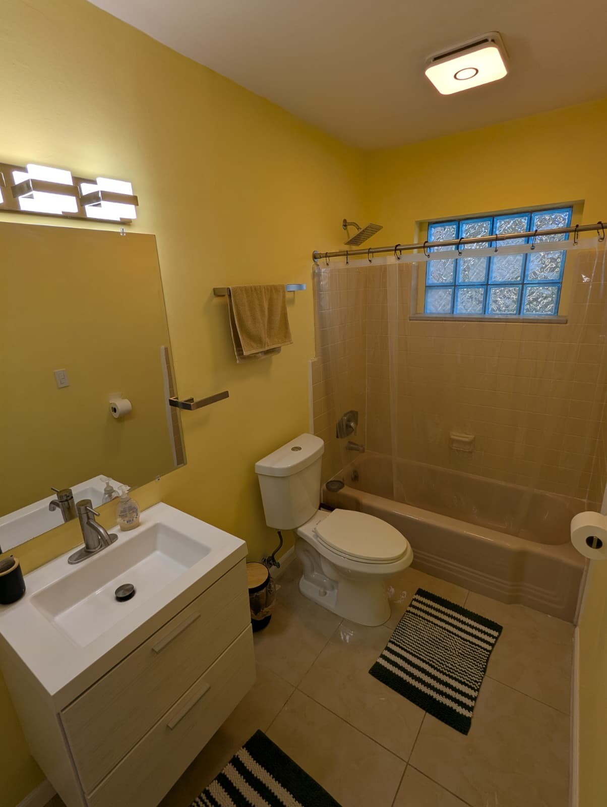 3rd full bath with a tub - 2220 NE 37th St