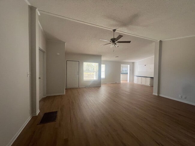Building Photo - LEASING NOW FOR OCTOBER 2025!