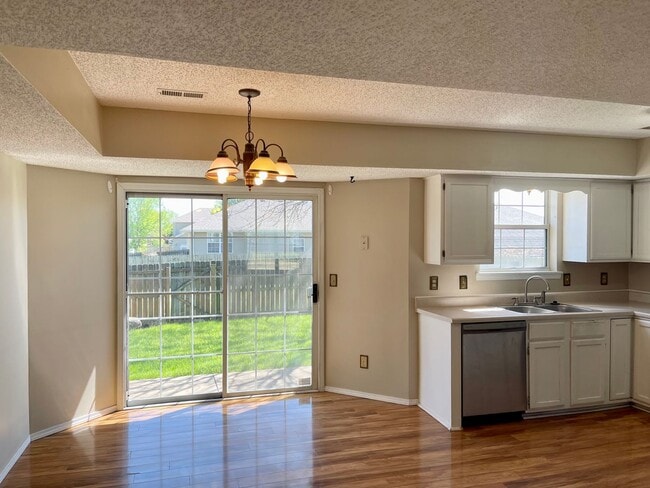 Building Photo - Beautiful 2 story, 5 bedroom, 3 bath home available NOW!