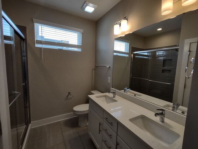 Building Photo - Pristine, move in ready Townhome located i...